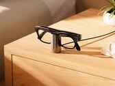 Зарядная подставка для очков Meta Glasses отлично подходит в качестве настольного или прикроватного зарядного устройства.