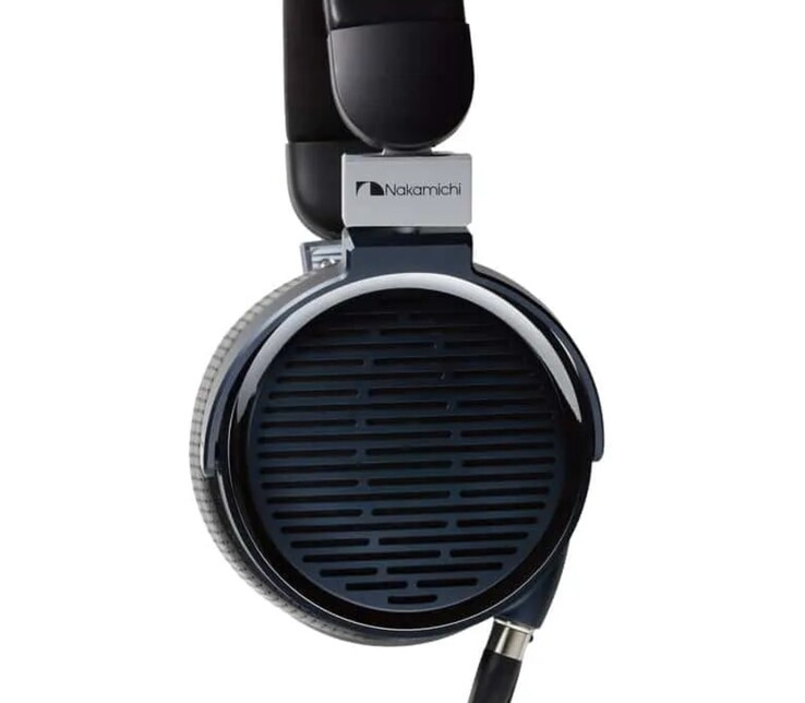 В Nakamichi Elite Pro P800JP используется конструкция с открытой задней панелью, обеспечивающая широкую стереофоническую сцену.