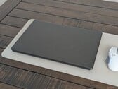 Новейший MSI Stealth 16 перенял более изящный и лаконичный дизайн серии Prestige, но, как ни странно, лишился картридера для SD-карт, на который полагается его целевая аудитория