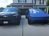 Tesla Cybertruck сталкивается с жесткой конкуренцией со стороны конкурирующих электрических пикапов, включая Chevrolet Silverado EV. (Источник изображения: Lamar MK via YouTube)