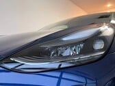 Крупный план левого переднего фара модели Model 3 2021 года