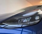 Крупный план левого переднего фара модели Model 3 2021 года