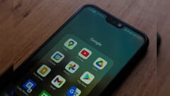 На фотографии изображён смартфон на базе Android