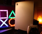 Sony выпустила оригинальную игровую консоль PS5 в ноябре 2020 года по цене 499 долларов.