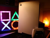 Sony выпустила оригинальную игровую консоль PS5 в ноябре 2020 года по цене 499 долларов.