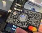 Мы используем карту Revolut со светящимися глазками для оплаты на бесконтактном терминале