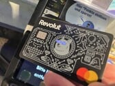 Мы используем карту Revolut со светящимися глазками для оплаты на бесконтактном терминале