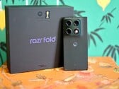 Razr Fold отличается значительным запасом емкости аккумулятора, а также впечатляет и в других аспектах.