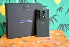 Razr Fold отличается значительным запасом емкости аккумулятора, а также впечатляет и в других аспектах.