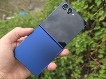 Обзор Samsung Galaxy Z Flip7. (Источник изображения: Маркус Хербрих)