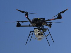 Беспилотник, несущий парашют (Источник изображения: NASA и Christopher LC Clark; обрезано)