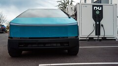 800 В Cybertruck заряжается медленно, даже при мощности свай 350 кВт (изображение: Nxu/X)