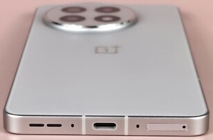 Снизу (динамики, микрофон, USB, микрофон, слот для карты памяти)