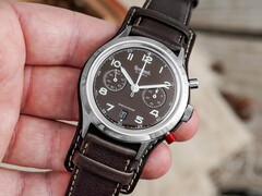 Часы 417 ES Mocha Flyback Date оснащены механизмом Sellita AMT5100 с ручным заводом (Источник изображения: Hanhart)