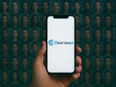 Смартфон с искусственным интеллектом Clearview, база данных лиц на заднем плане (Источник изображения: AI-generated)