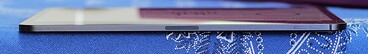 Верхняя грань: микрофон, панель для крепления Apple Pencil, клавиши громкости