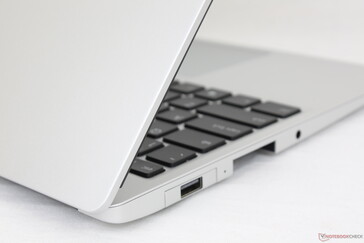 Алюминиевый корпус хорошо скрывает отпечатки и по тактильным ощущениям похож на Microsoft Surface Laptop