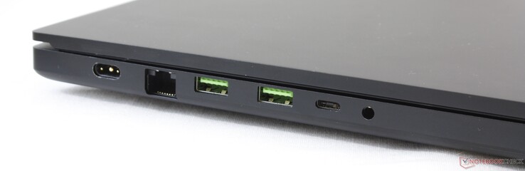 Левая сторона: разъем питания, 2.5-гбит RJ-45, 2x USB 3.2 Gen. 2, USB-C 3.2 Gen. 2, аудио разъем