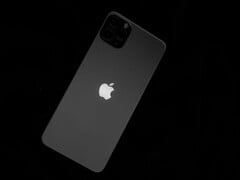 Задняя панель iPhone с логотипом Apple на чёрном фоне