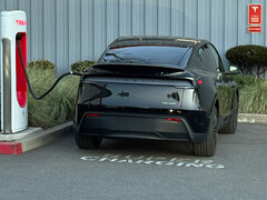 Новый цвет Diamond Black Model Y блестящий издалека, но более сложный вблизи. (Источник изображения: Sawyer Merritt/X)