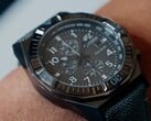 Крупный план часов Citizen Nighthawk CA0897-04H с темно-серым циферблатом.