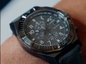 Крупный план часов Citizen Nighthawk CA0897-04H с темно-серым циферблатом.