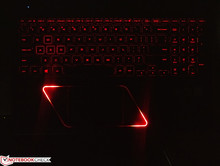 Красные стрелочные клавиши ярче подсветки остальной части клавиатуры и выглядят эффектно
