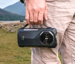 Смартфон Fossibot F113 имеет удобный ремешок для переноски на боку. (Источник изображения: Fossibot)