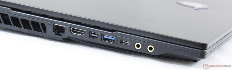 Слева: Слот замка Kensington, RJ-45 Ethernet, HDMI 1.4, mini-DisplayPort, USB 3.1, USB 3.1 Type C Gen. 1, вход микрофона 3.5 мм, выход 3.5 мм (с SPDIF)