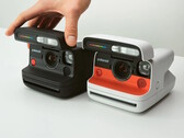 Моментальная фотокамера Polaroid Flip с гиперфокальной системой линз представлена в черном и белом цветах. (Источник изображения: Polaroid)