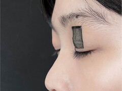 Изображение датчика на веке человека (Источник изображения: Jun Chen Lab/UCLA; обрезано)