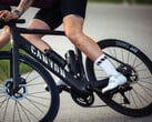 Электронный велосипед Canyon Endurace:ONfly (на фото) оснащен тонким пультом на руле, который переключает режимы и отображает состояние помощи. (Источник изображения: Canyon)