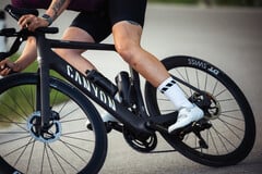 Электронный велосипед Canyon Endurace:ONfly (на фото) оснащен тонким пультом на руле, который переключает режимы и отображает состояние помощи. (Источник изображения: Canyon)