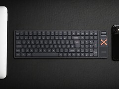 Беспроводная механическая клавиатура Iqunix Magi96 на столе с другой техникой