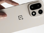 Грядущий флагманский смартфон OnePlus 15. (Источник изображения: OnePlus, отредактировано)