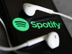 Изображение, показывающее наушники на телефоне с логотипом Spotify. (Источник изображения: Jakub Porzycki/NurPhoto - Getty Images)