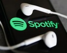Изображение, показывающее наушники на телефоне с логотипом Spotify. (Источник изображения: Jakub Porzycki/NurPhoto - Getty Images)
