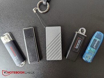 Не выделяется даже на фоне USB-накопителей