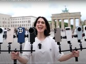 Vivo X200 Ultra - король зум-фотографии. На фото человек, держащий тестовые телефоны. (Источник изображения: Versus; обрезано)