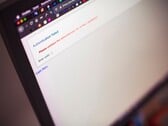 Экран ноутбука, на котором отображается сообщение об ошибке «Ошибка аутентификации» после неудачной попытки входа в систему.