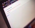 Экран ноутбука, на котором отображается сообщение об ошибке «Ошибка аутентификации» после неудачной попытки входа в систему.