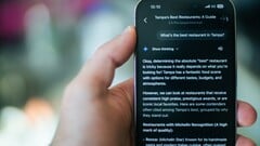 Кто-то использует свой телефон, чтобы найти ресторан с помощью Gemini