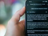 Кто-то использует свой телефон, чтобы найти ресторан с помощью Gemini