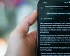 Кто-то использует свой телефон, чтобы найти ресторан с помощью Gemini