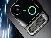 Компания iQOO представила дизайн задней панели планшета Pad Ultra. На снимке: модуль камеры и вентиляционное отверстие на задней панели планшета.