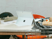 Предполагается, что Microsoft выпустит новые продукты Surface Pro и Surface Laptop позднее в этом сезоне. (Источник изображения: Microsoft)