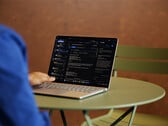 Ноутбук Surface Laptop 8 поставляется со встроенной технологией приватного экрана.