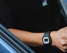 Человек, на руке которого надеты часы Casio G-Shock DW5600TT25-1 x Toyo Tires, сидит в автомобиле.
