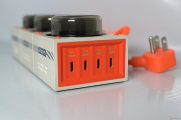 два порта USB-C рассчитаны на 140 Вт и 100 Вт, а два других - на 30 Вт.