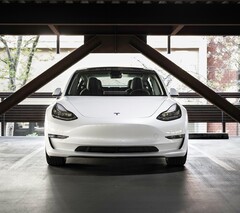Tesla Model 3. Новый отчет показывает, что EV, включая Tesla, амортизируются быстрее, чем ICE (Источник изображения: Charlie Deets на Unsplash)